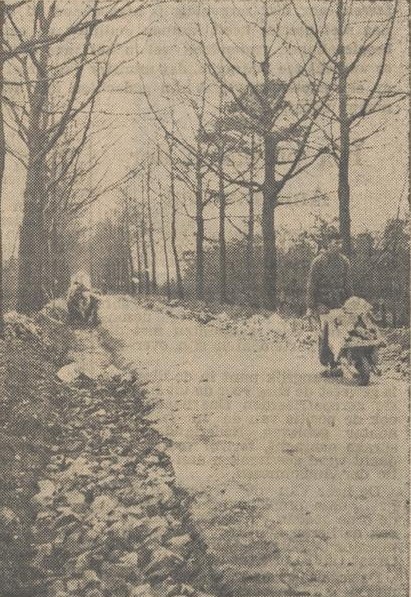 Werklieden zijn bezig met de werkzaamheden ter verbreding van de weg Aalten-Dinxperlo.