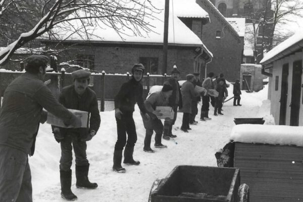 Hulpgoederen-transport Aalten-Polen, 1981 - Inwoners van Koronowo helpen met het lossen van de vrachtwagens