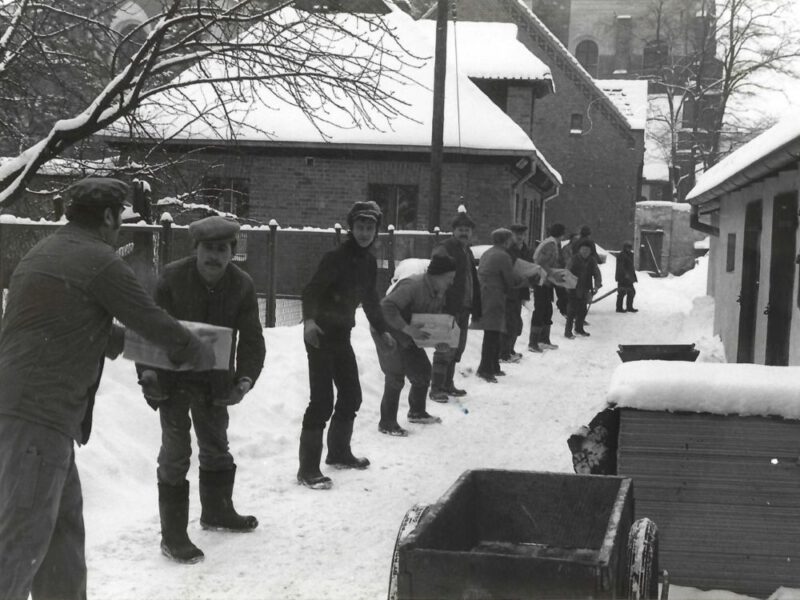 Hulpgoederen-transport Aalten-Polen, 1981 - Inwoners van Koronowo helpen met het lossen van de vrachtwagens