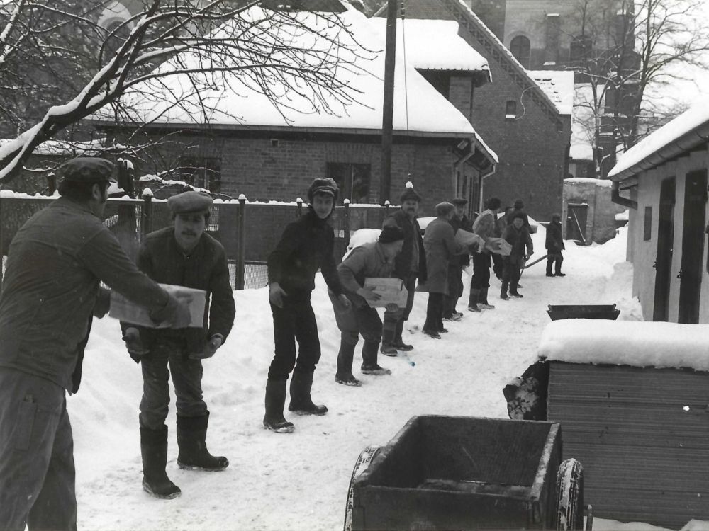 Hulpgoederen-transport Aalten-Polen, 1981 - Inwoners van Koronowo helpen met het lossen van de vrachtwagens