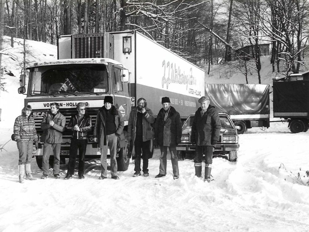 Hulpgoederentransport Aalten-Polen, 1981 – V.l.n.r. mevr. De Bruijne, T. Westerveld, H. Neerhof, J. Epema, D. Kuiperij; P. van Meggelen en ds. C. Gros. Fotograaf: W. Hofs.