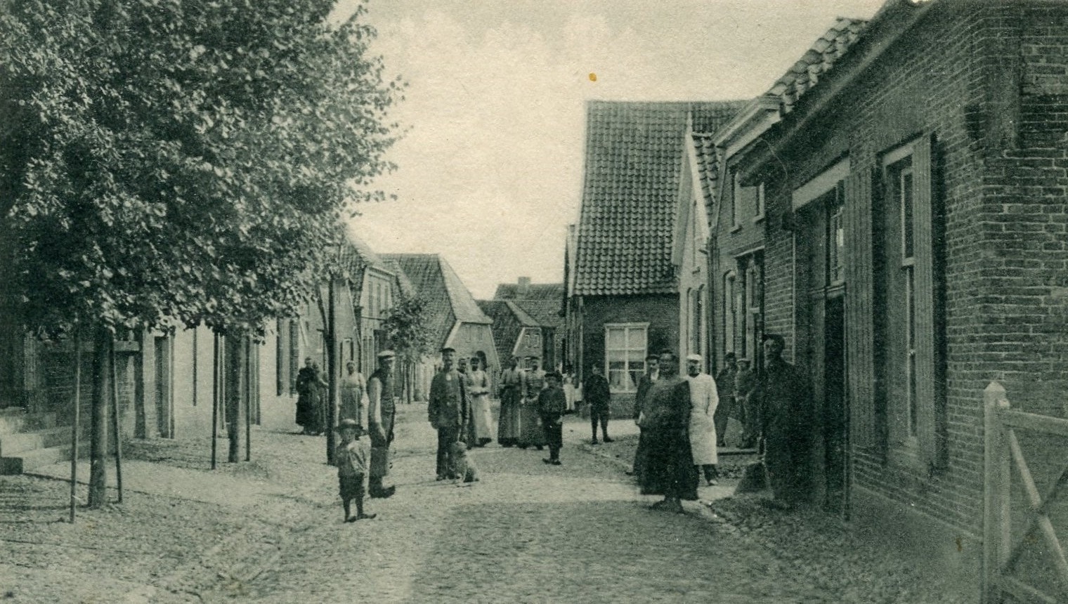 Ten tijde, dat de Manschots in de Achterstraat woonden, had het huis een spitse kap.