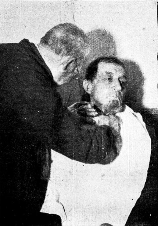 De 71-jarige barbier Frenken te Breedevoort bezig met het scheren van een zijner trouwe klanten