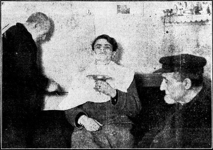 In den scheerwinkel van „baas Frenken” te Bredevoort. Onze fotograaf „aan de beurt”.