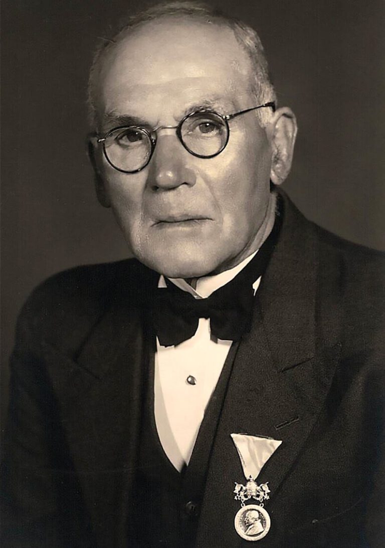 Johannes Josephus (Jans) Betting (1871-1956) met zijn Pauselijke Onderscheiding