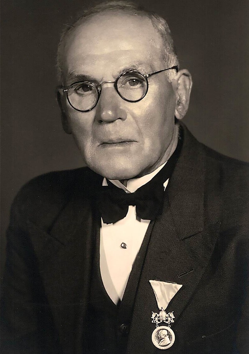 Johannes Josephus (Jans) Betting (1871-1956) met zijn Pauselijke Onderscheiding