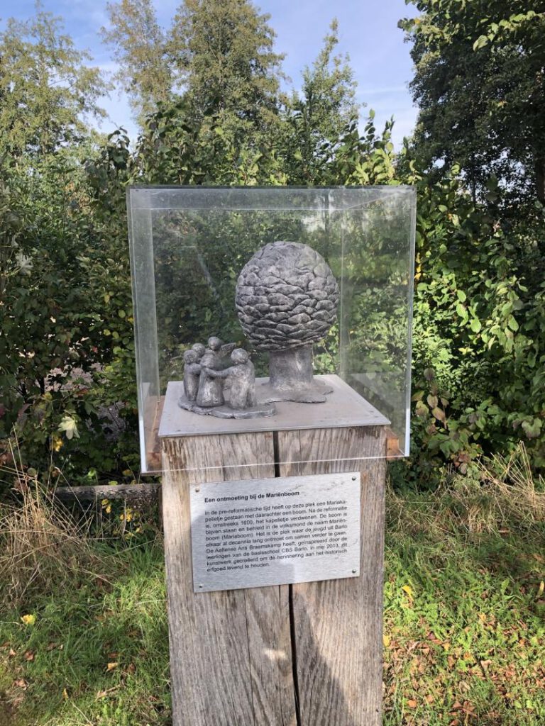 Kunstwerk bij de Mariënboom in Barlo