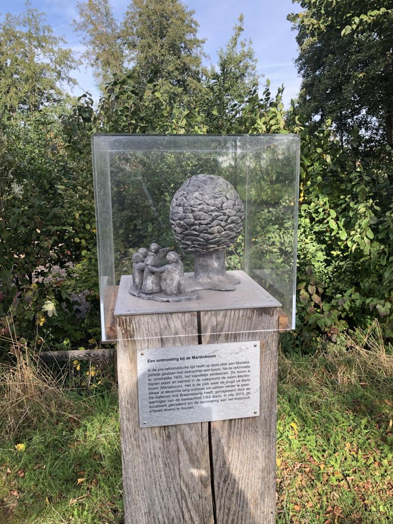 Kunstwerk bij de Mariënboom in Barlo