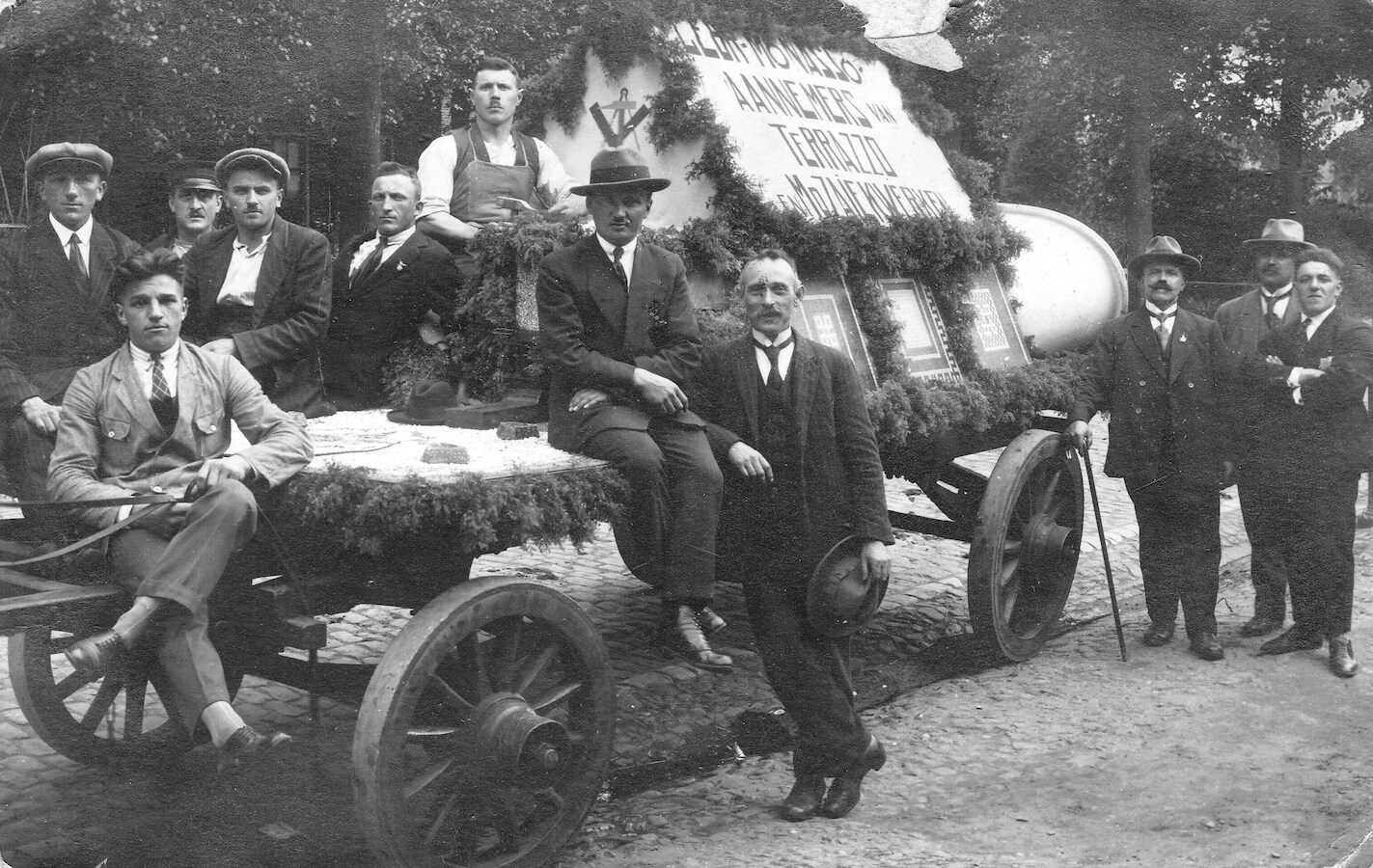 Aalten, 1924 – Leden van de familie Monasso met een wagen waarmee werd meegelopen in een optocht waarin vaklieden zichzelf presenteerden
