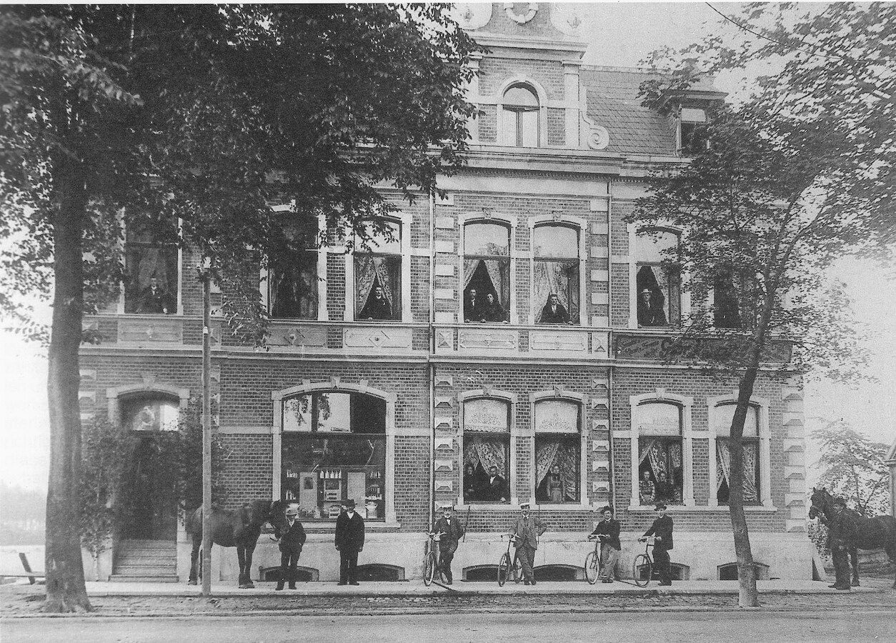 Leden van de drie gezinnen Monasso, de huisbaas en knechten voor en in hun woning aan de Münsterstraße in Bocholt