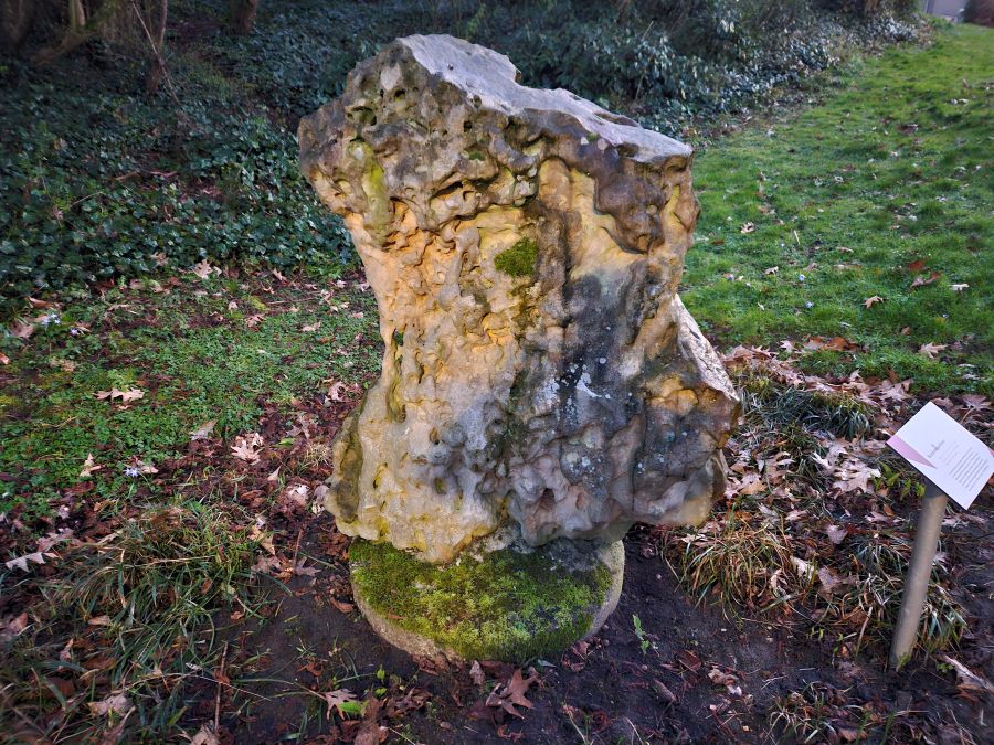 Bruinkolenzandsteen - Manschotplein, Aalten (foto: R. Neerhof)