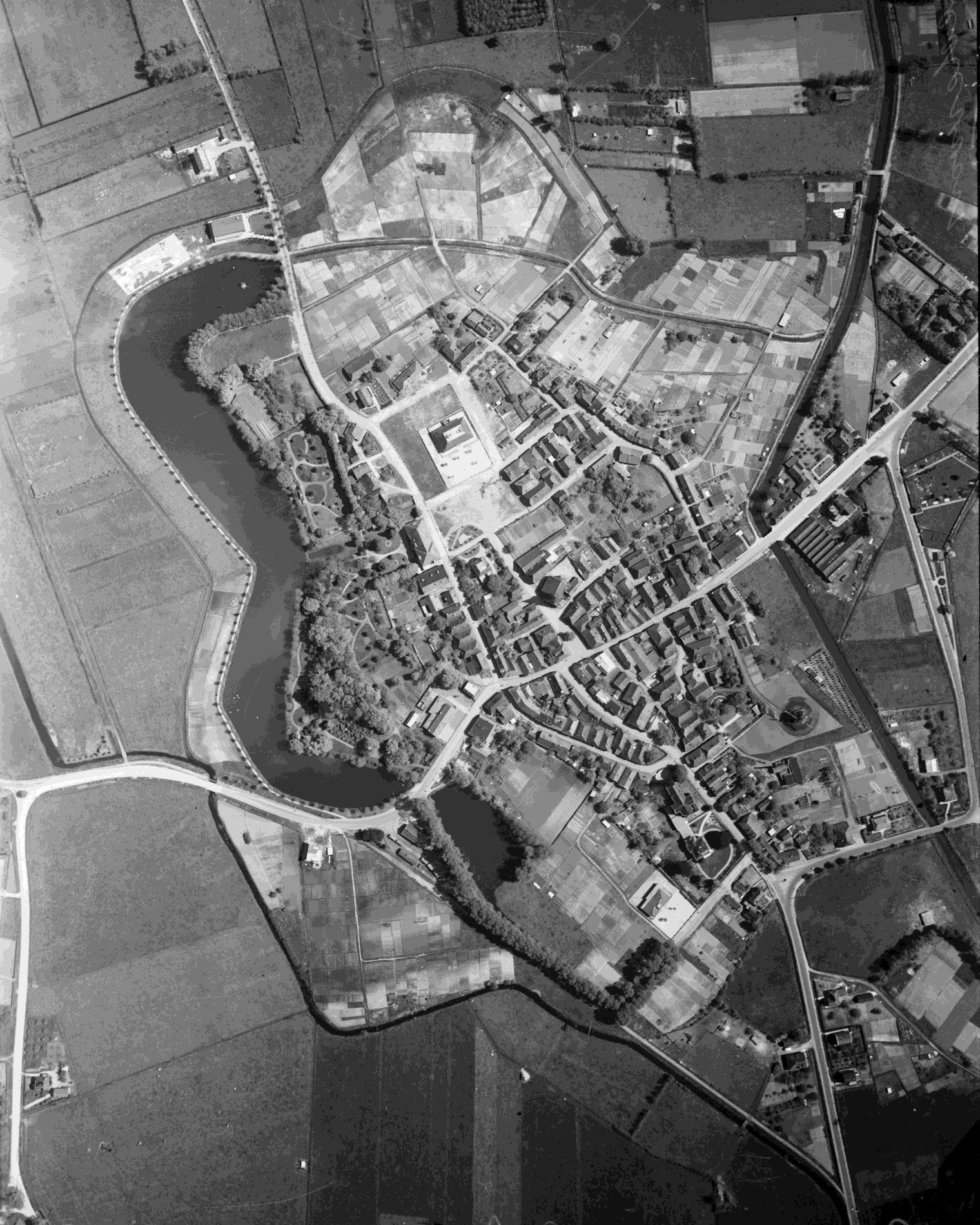 Aerial photograph of Bredevoort with De Halve Maone at the bottom left – Photo: Technical Service, Aviation Department 1930-1940