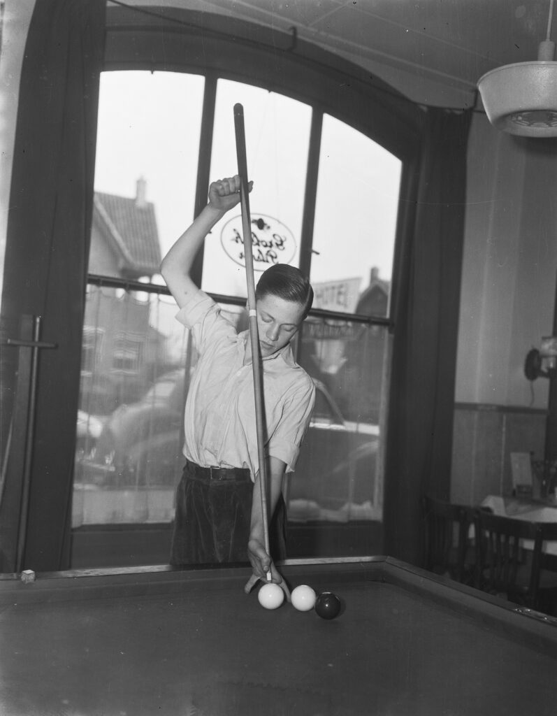 Een 15-jarige Hans Vultink aan het biljarten in het café van zijn ouders in Aalten (foto: Wikimedia Commons)