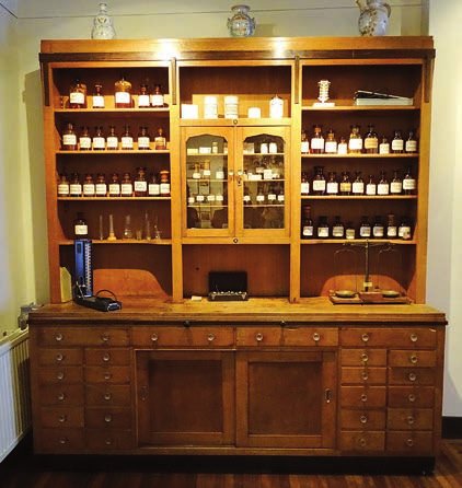 Pharmacy cabinet of Dr W.H. Papiermole