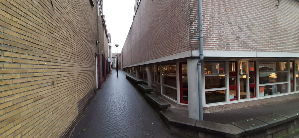 De voormalige bibliotheek aan de Hogestraat in Aalten, met erboven de Albert Heijn