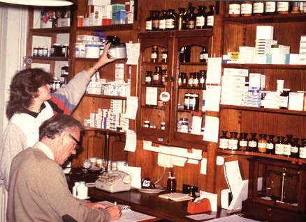 Dokter Papiermole met assistente aan het werk