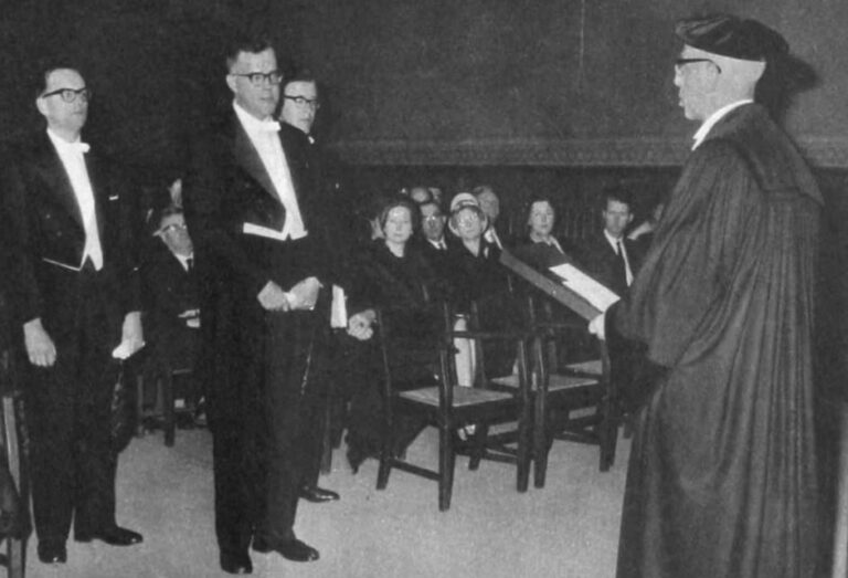 Dr. Jacob Rinzema (midden), geflankeerd door zijn paranimfen, tijdens zijn promotie aan de Theologische Hogeschool in Kampen in 1961. Rechts promotor prof. dr. G. Brillenburg Wurth.